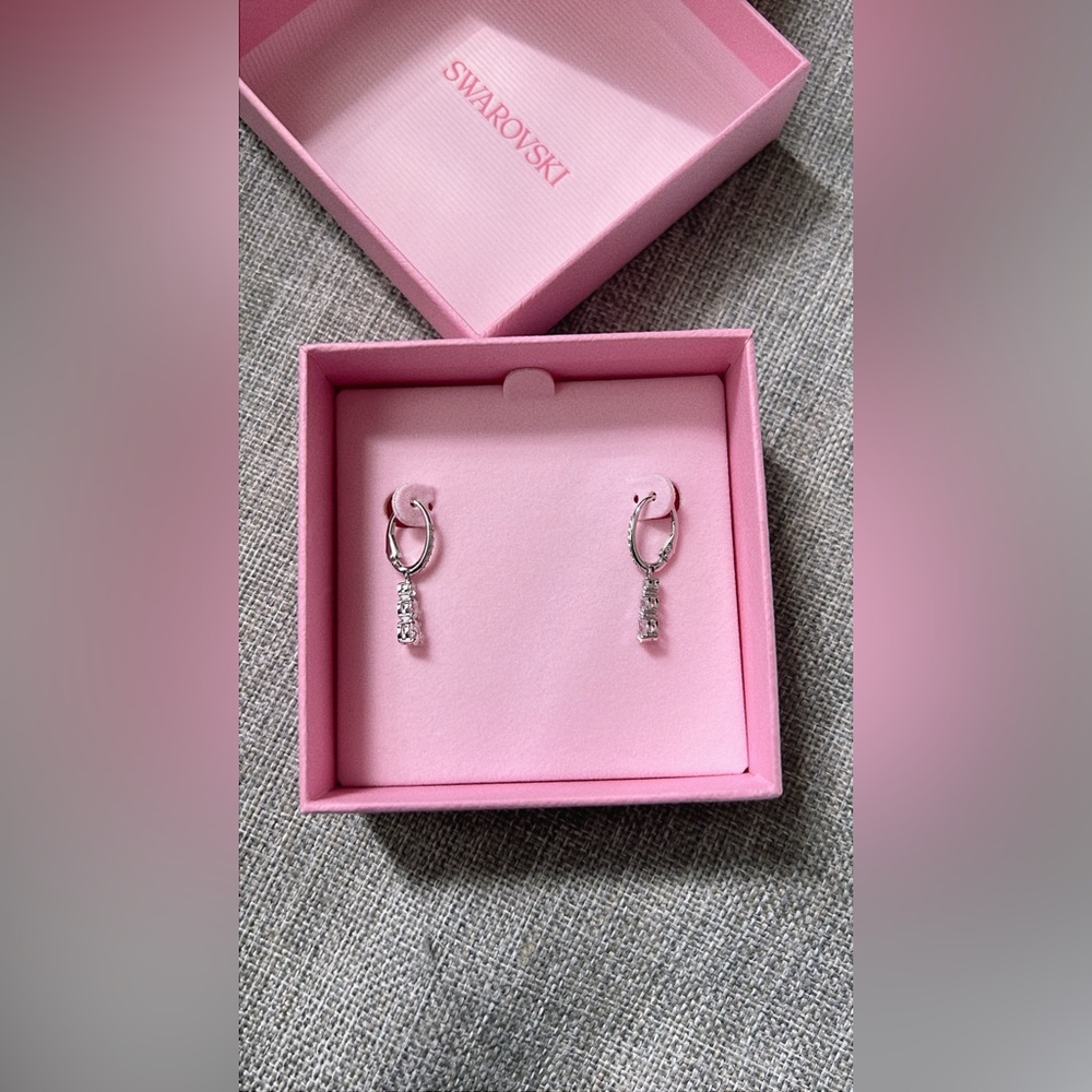 Swarovski Stilla Attract hoop earrings Round cut, White, Rhodium plated - Picture 9 of 11